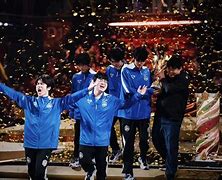 “冠军荣耀：感人瞬间永载史册”的简单介绍