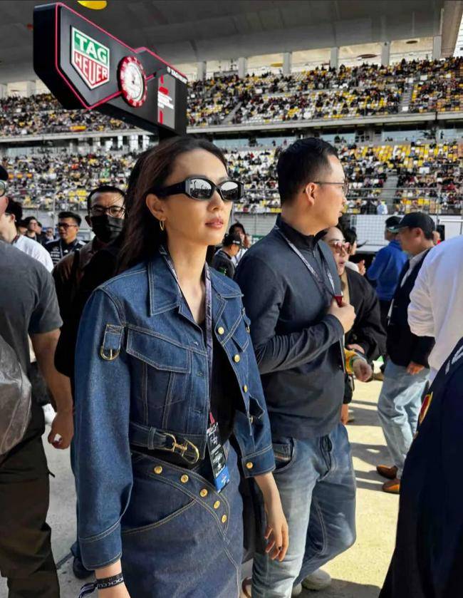 包含赛场上的明星风采：车手专访的词条