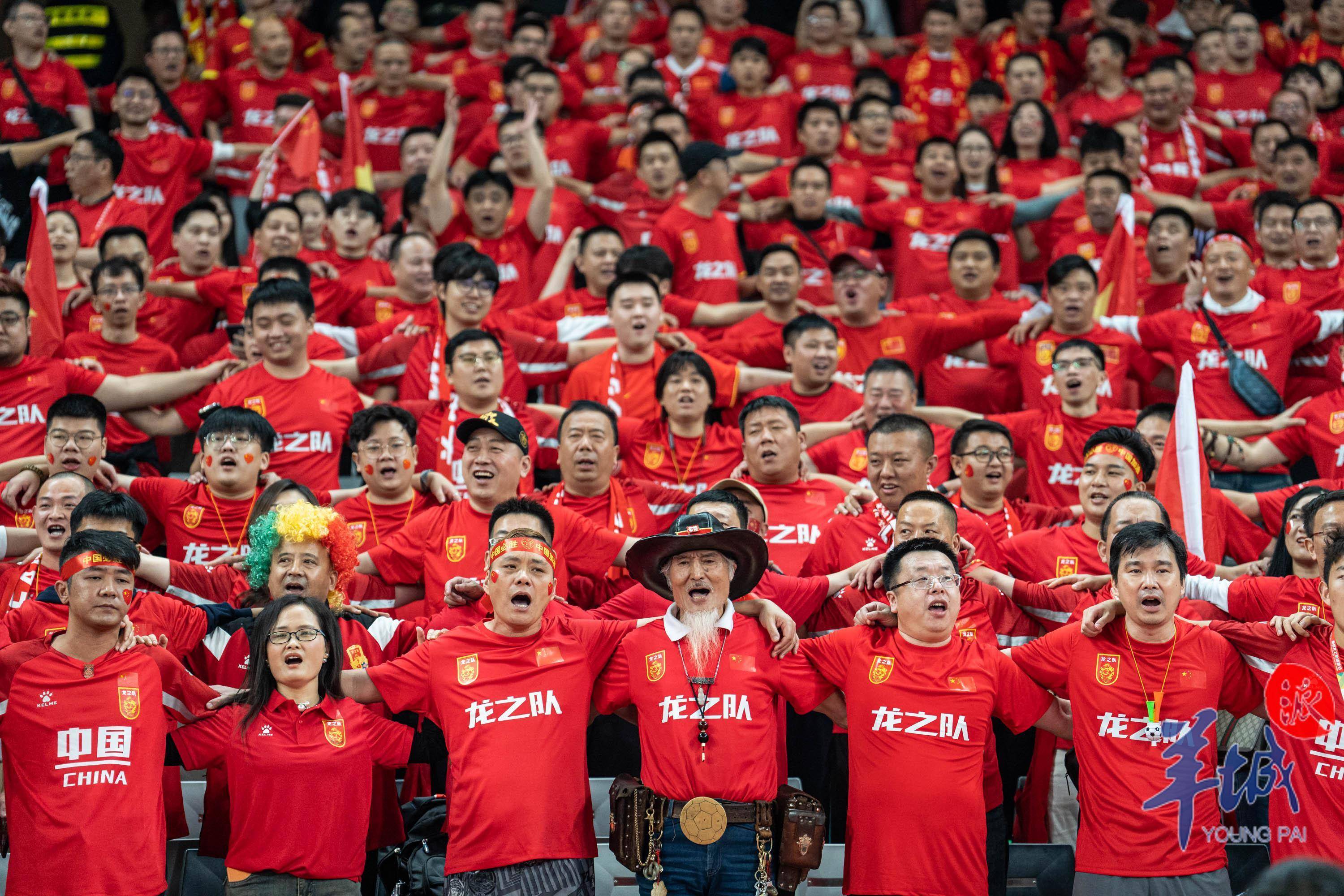 现场直击：球迷现场激情互动瞬间的简单介绍