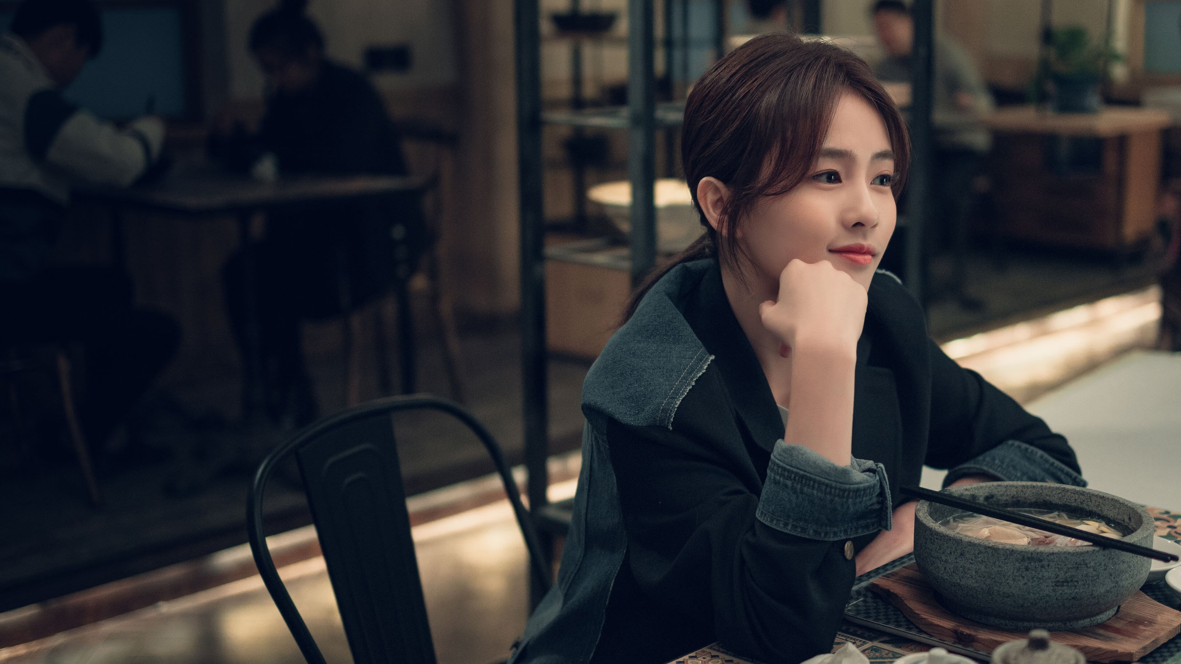 比赛中发生激烈冲突,主教练被罚出场,球员与教练冲突