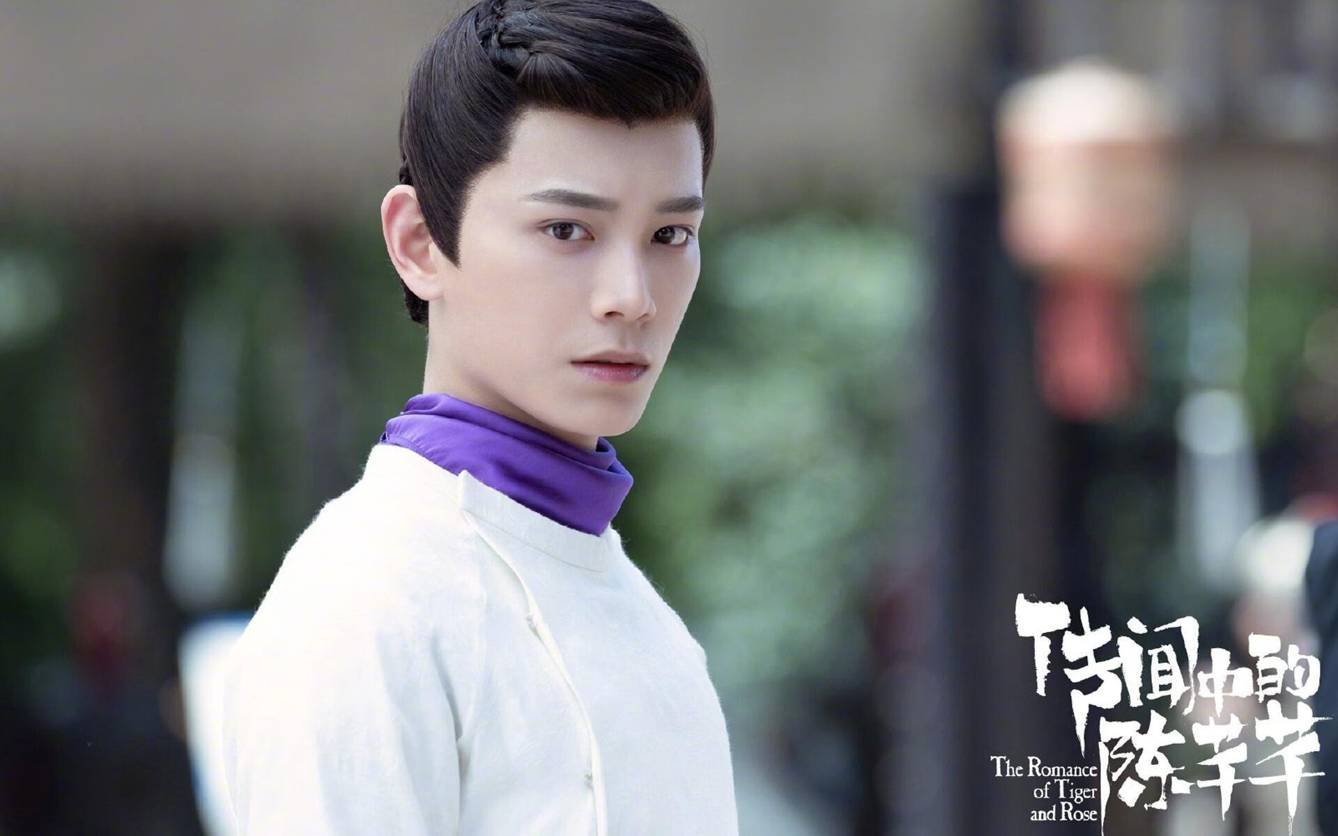 足球赛场新人崭露头角备受期待，足球入场表演